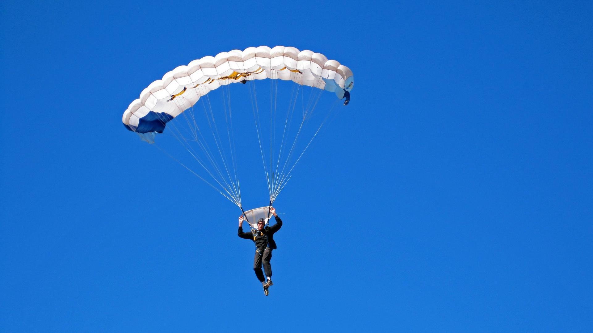 “高速超车：在弯道中破风前行的瞬间”，高速超车道行车规则